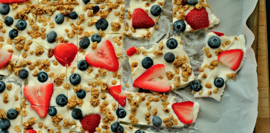 White chocolate bark with strawberries, blueberry and cereal.